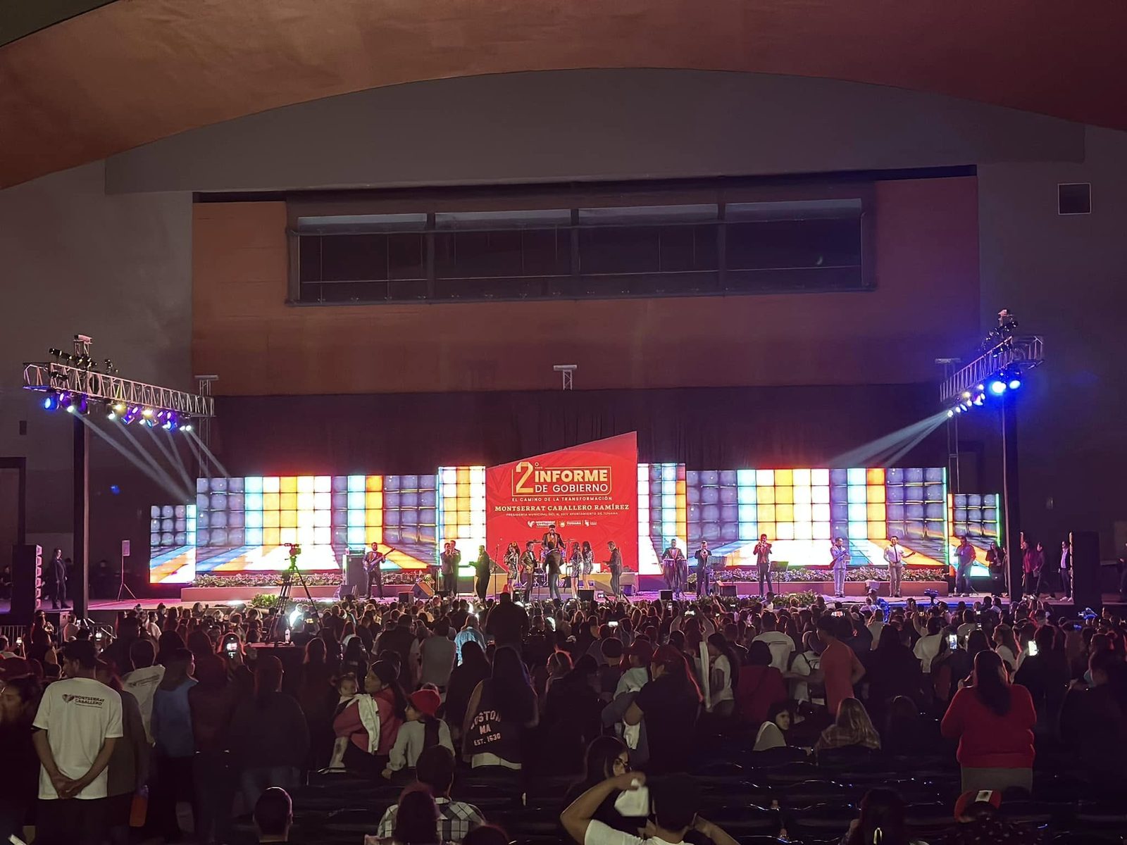 Informe de gobierno con banda en vivo